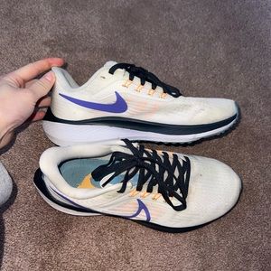 NIKE SNEAKERS